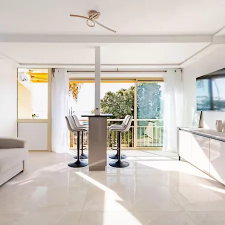 Luxury With Sea View And Private Access شقة *